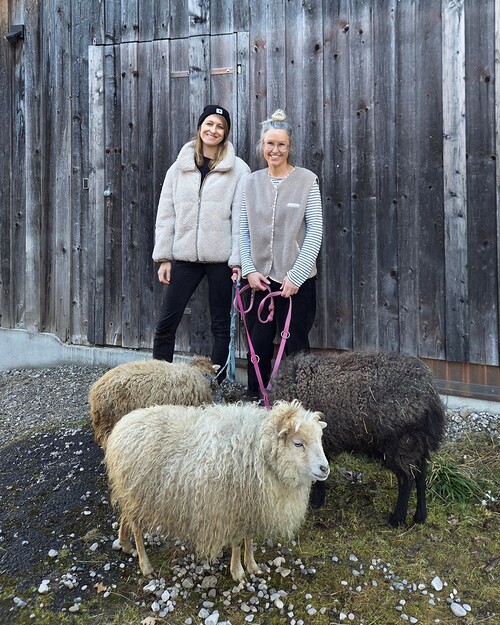 Eli und Lisa mit Zwergschaf / karlmeise